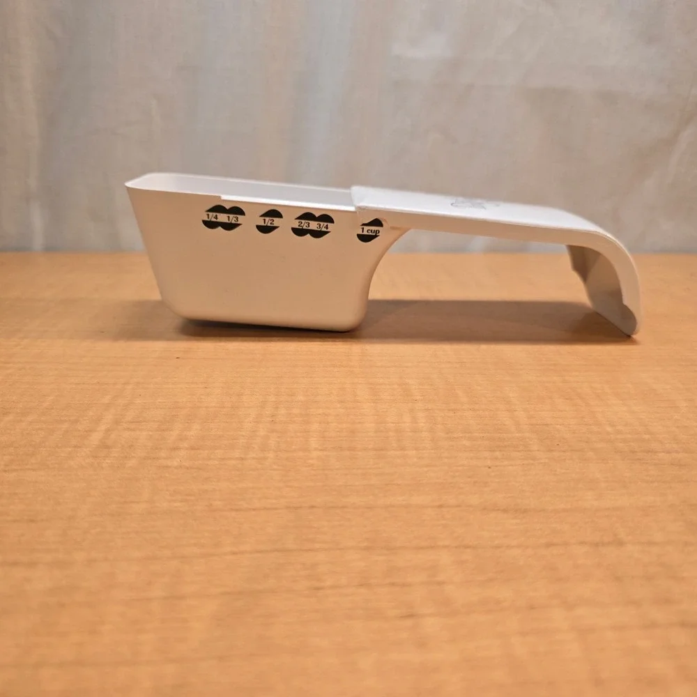 The Pampered Chef Adjustable Measuring Cup Scoop 1/8 - 1/2‎ or 25ml to 125ml